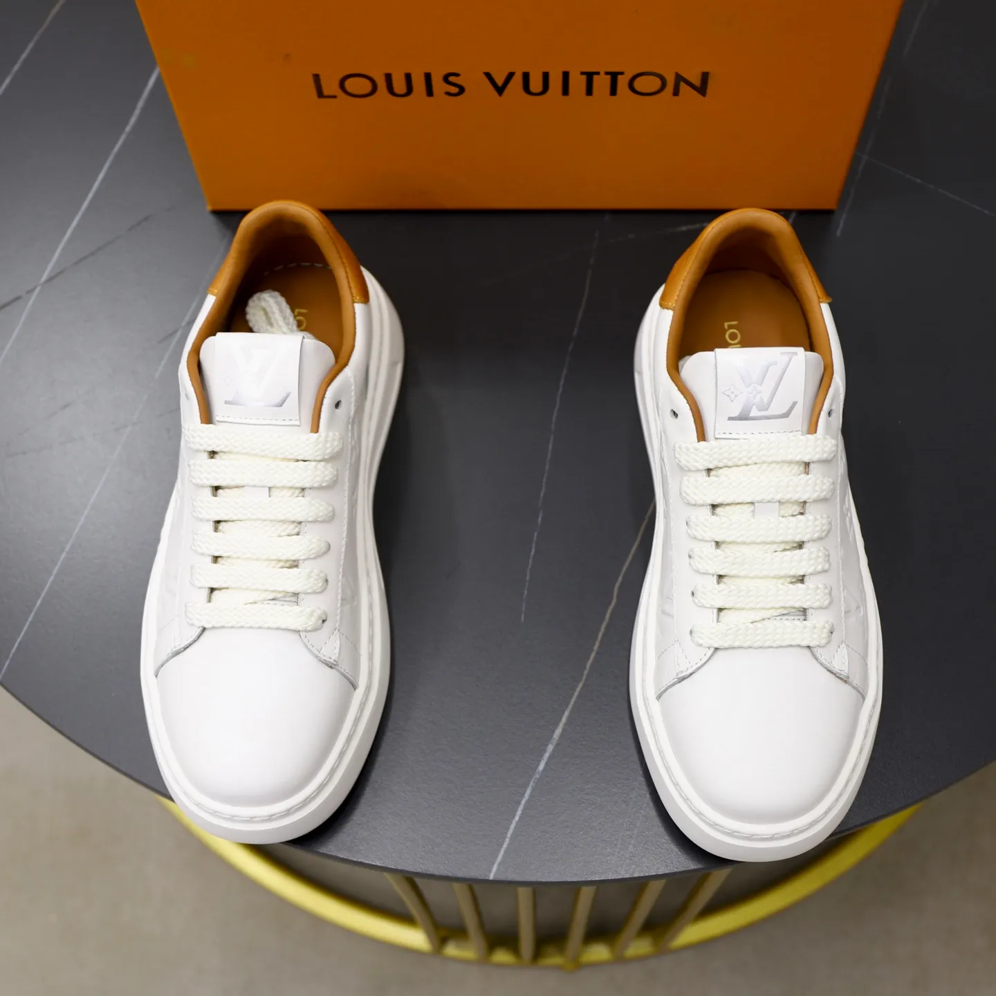 Ex-factory price: 480💰🙅‍♂️🙅‍♂️🙅‍♂️ Brand: LV Louis Vuitton Standard code: 38-44 (45 customized) Grade: Same as the official website Material: Original cowhide fabric Comfortable cowhide lining Increased lightness, wear-resistant and soft outsole Style category: Men's fashionable casual shoes Running sneakers Distinguished luxury brand elements Top luxury Color: actual picture color